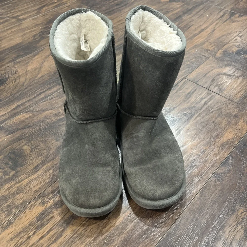 UGG Koolaburra Classic Short Boots Women's Sz 7 Gray Suede Faux Fur Lined